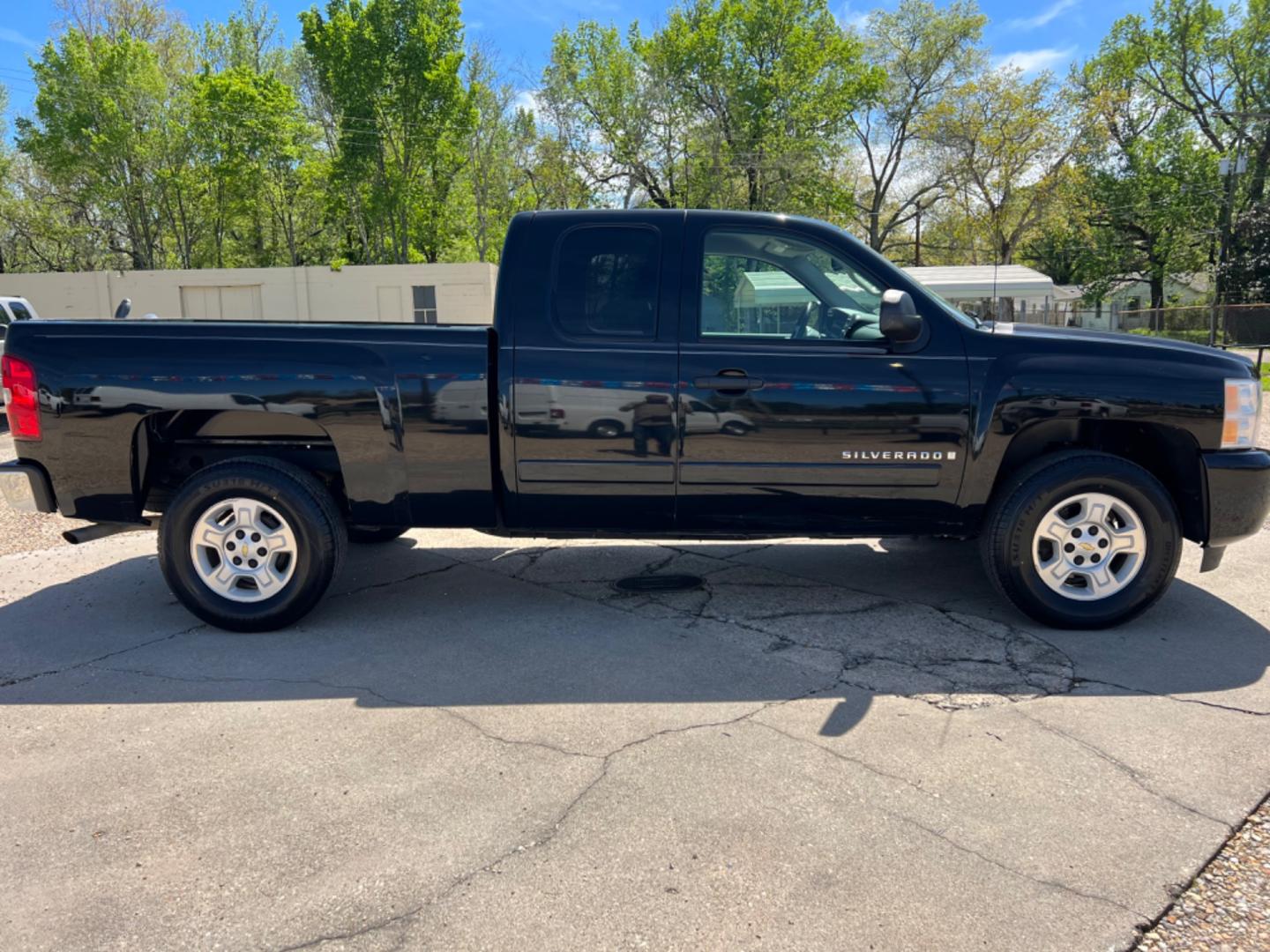 2008 Black /Gray Chevrolet Silverado 1500 LT (2GCEC19J581) with an 5.3L V8 engine, Automatic transmission, located at 4520 Airline Hwy, Baton Rouge, LA, 70805, (225) 357-1497, 30.509325, -91.145432 - 2008 Chevrolet Silverado 1500 Ext Cab LT ***One Owner*** 5.3 V8 Gas, 103K Miles, Power Windows & Locks, New Tires, Tow Pkg. NO IN HOUSE FINANCING. FOR INFO PLEASE CONTACT JEFF AT 225 357-1497 CHECK OUT OUR A+ RATING WITH THE BETTER BUSINESS BUREAU WE HAVE BEEN A FAMILY OWNED AND OPERATED BUSINESS A - Photo#4